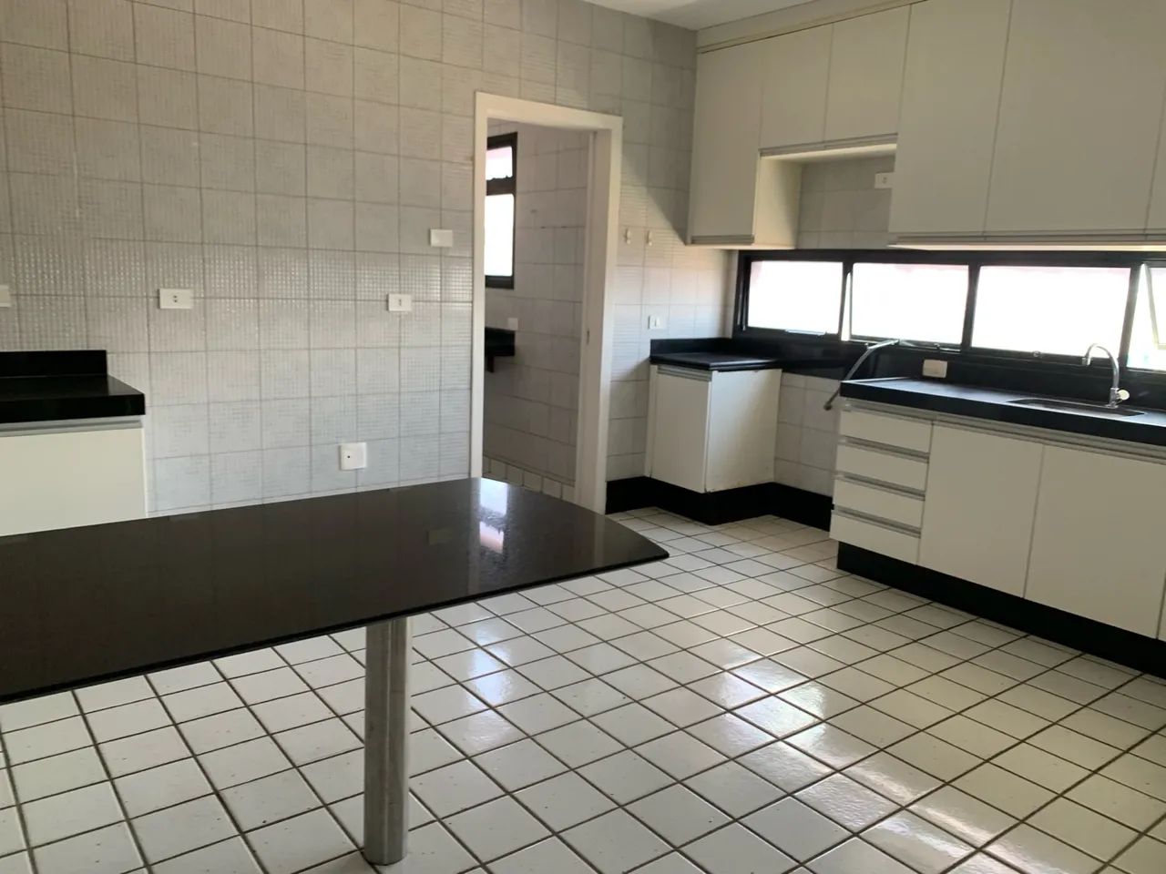 Vendo ap Tirol,com220m2, piscina, porteiro,4 suítes,andar alto - Foto 2