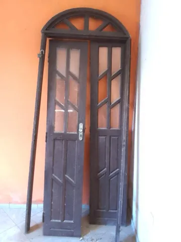 Porta e seteiras em madeira maçaranduba