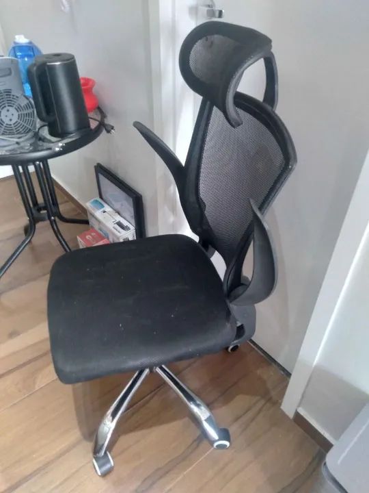 Cadeira de escritório presidente giratória c/ rodas e braços em Plástico / Estofado Preto - Foto 3