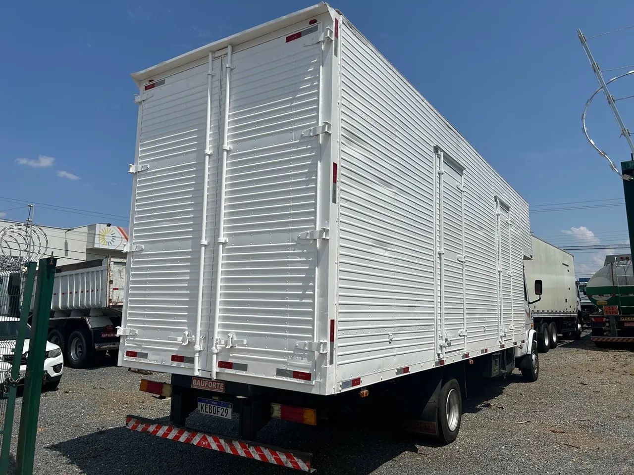 Mercedes 710 baú único dono - Foto 4