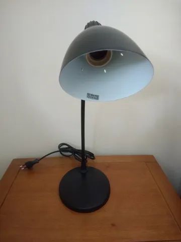 Luminária de mesa de metal