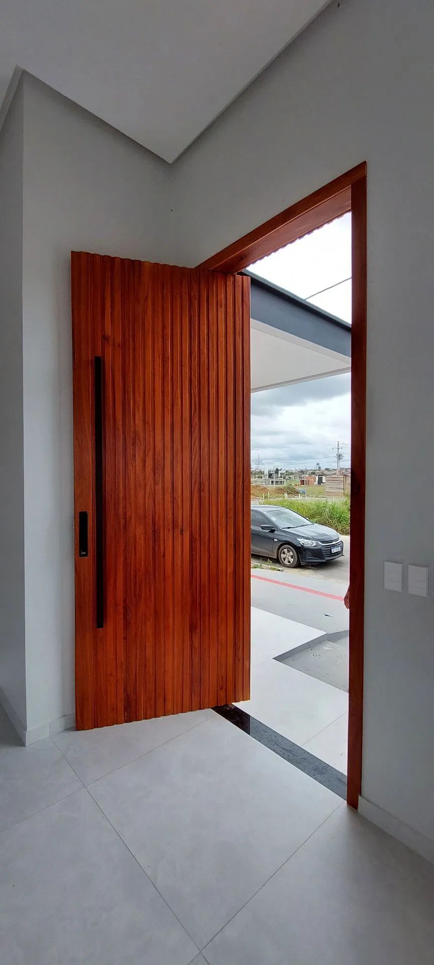 Porta de madeira maciça para entrada principal - Foto 4