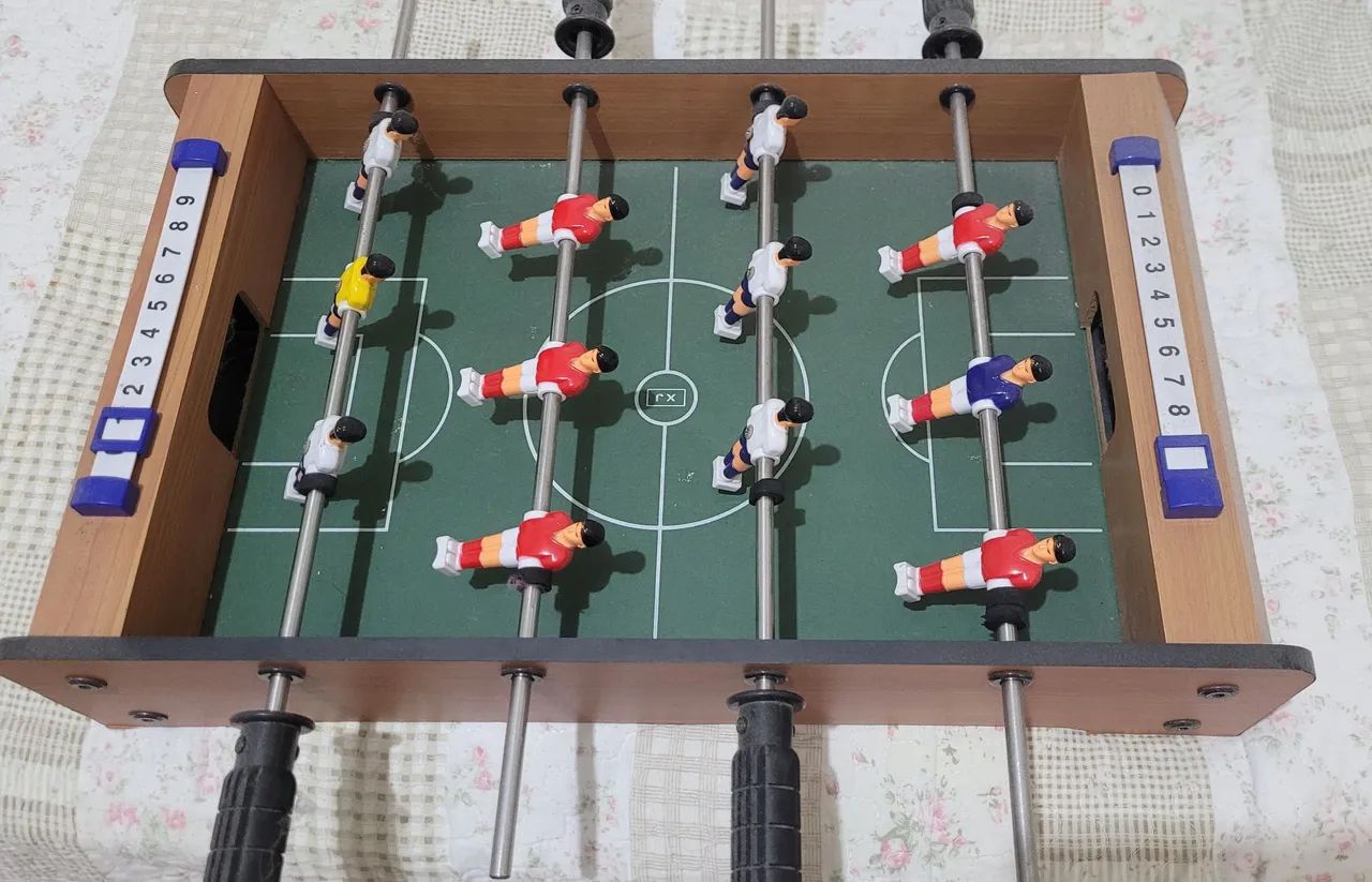 Mesa de toto para todas idades portátil e perfeito estado.