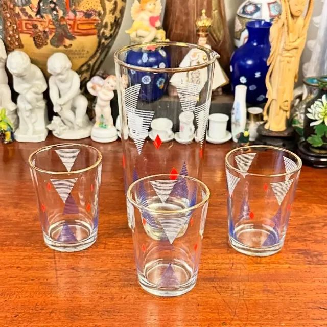 Elegante conjunto antigo em vidro.