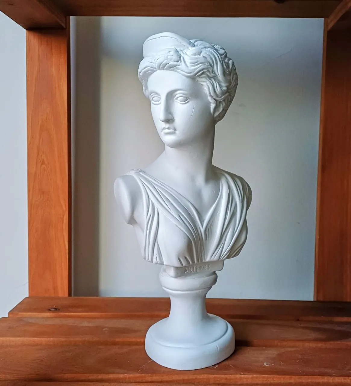 Busto/Estátua grega de Ártemis em gesso, branco, seminova