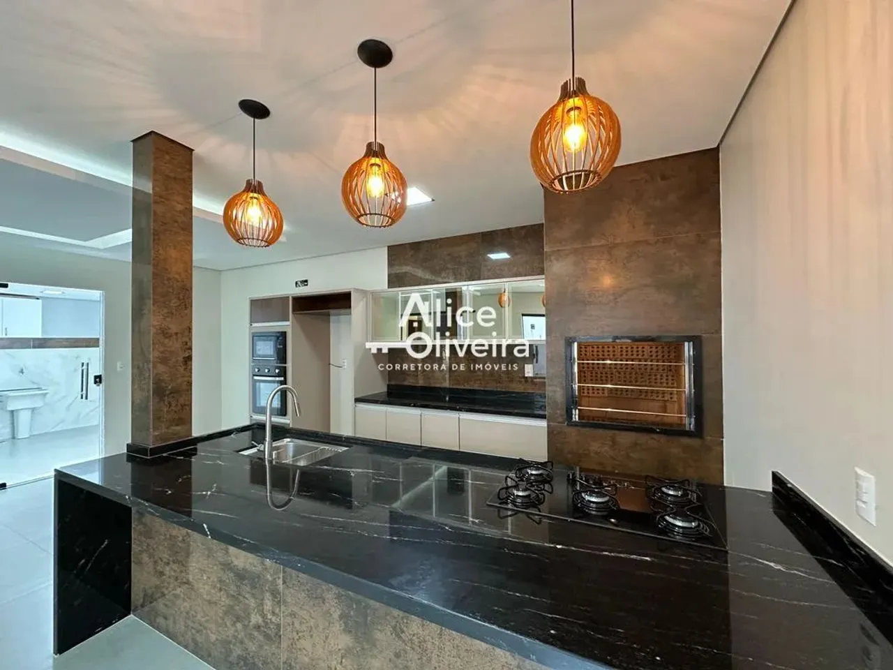 Sobrado à Venda com 4 suítes, 3 vagas e 230m² no Residencial Rio Madeira