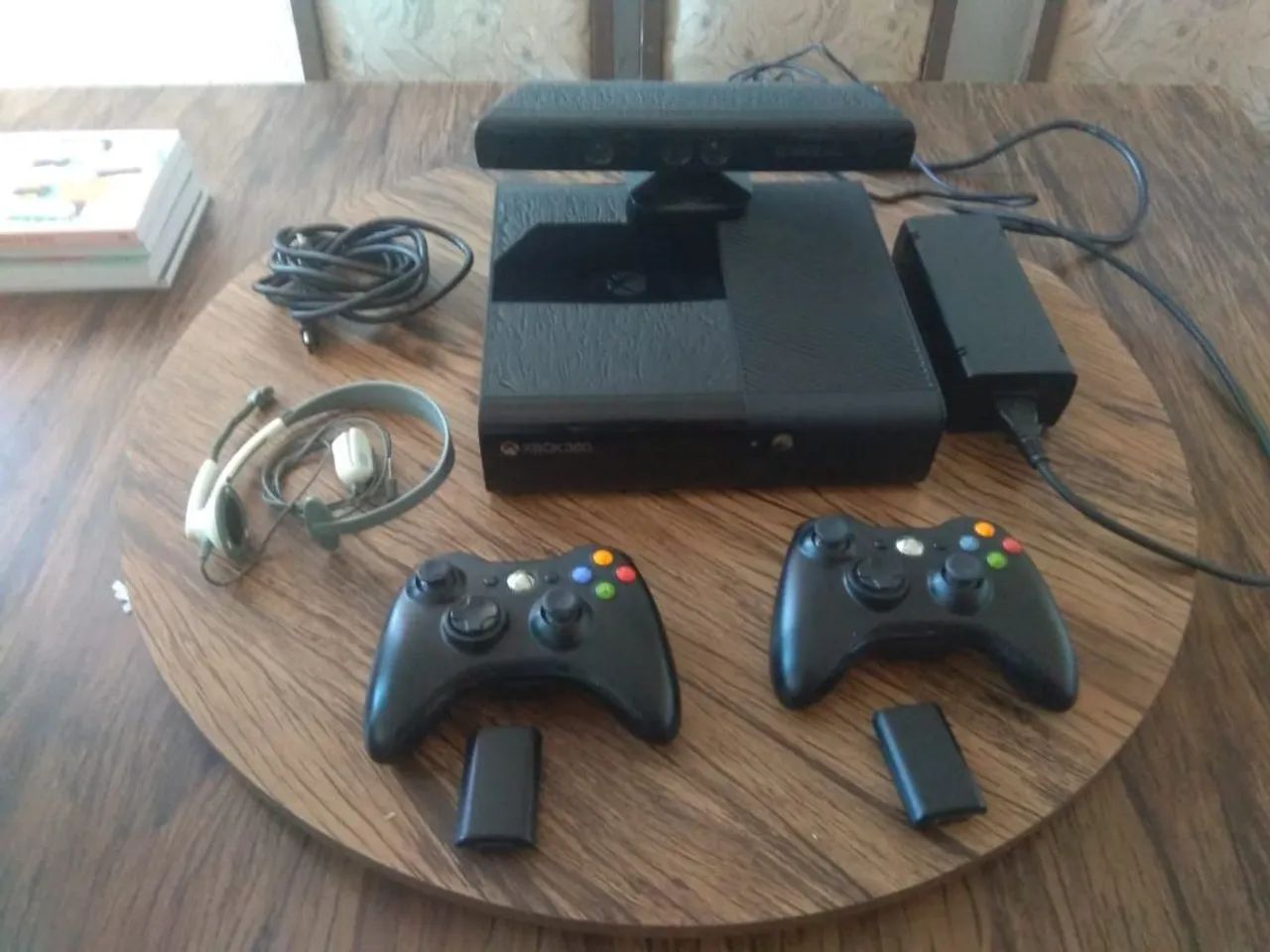 Xbox 360 com Kinect, 2 controles original 100 jogos já no HD 