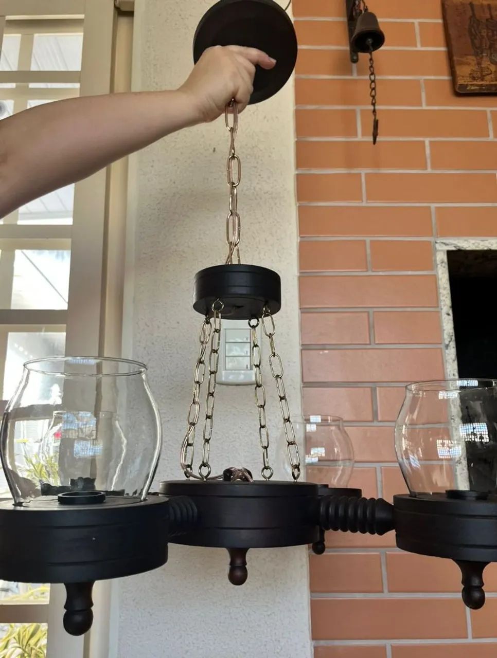 Conjunto de três lustres estilo lampião em madeira maciça - Foto 4