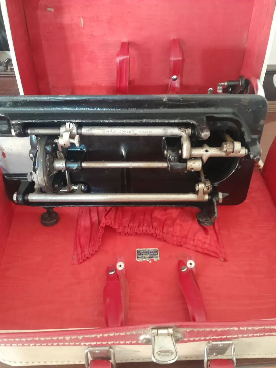 Maquina de custura singer com acessórios  centenária  - Foto 3