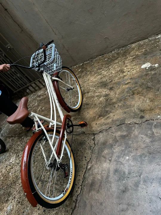 Bicicleta feminina - RETRÔ branca com cesta  - Foto 2