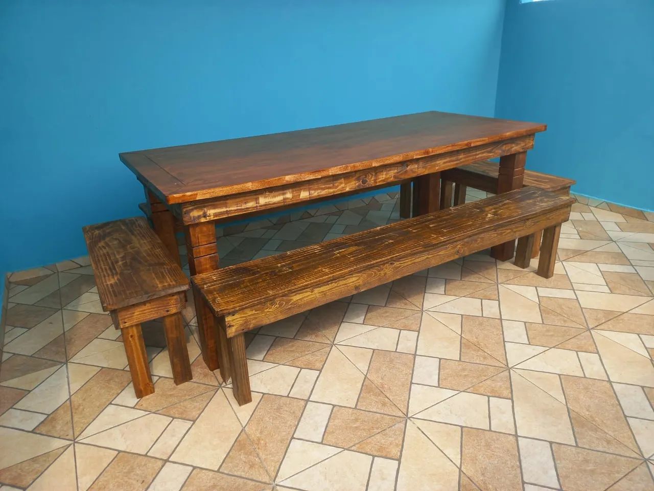 Conjunto de mesa de jantar rústica com bancos - Foto 2