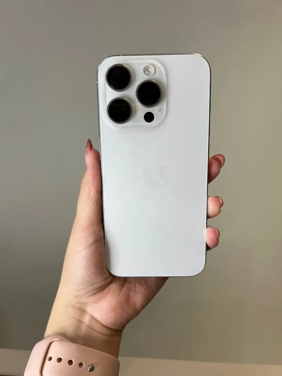 iPhone 15 Pro 256GB Branco Seminovo 88% com caixa - Garantia - Loja física em BH
