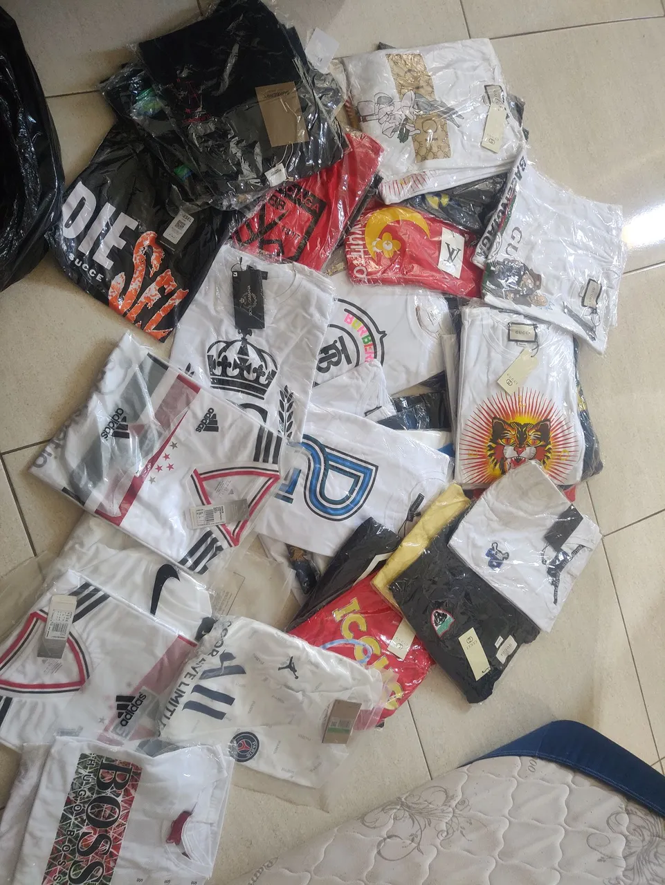 Camisas e bonés grifes vendo lote ou troco