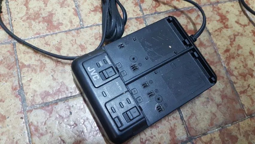 Fonte dupla para filmadora JVC antiga, carrega 2 baterias
