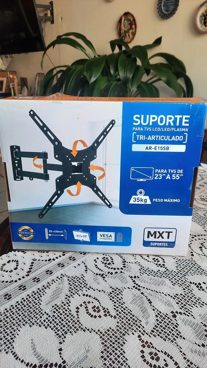 Suporte para TV tri-articulado.