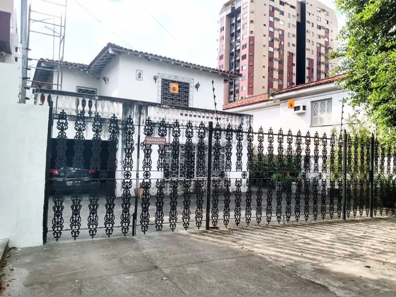 Casa estilo sobrado para fins residenciais ou comerciais na Campina. SOMENTE À VISTA