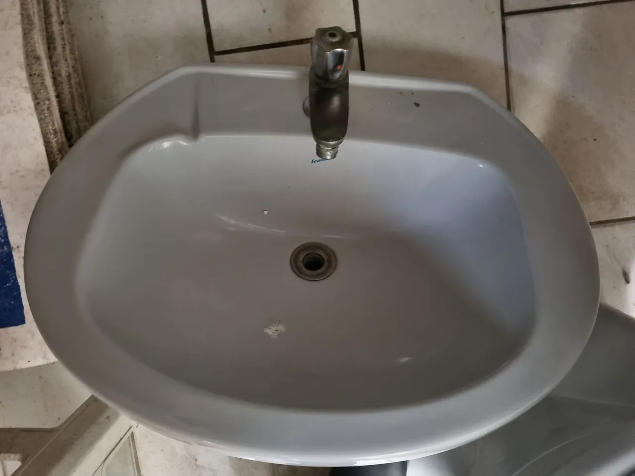 Cuba de banheiro com torneira