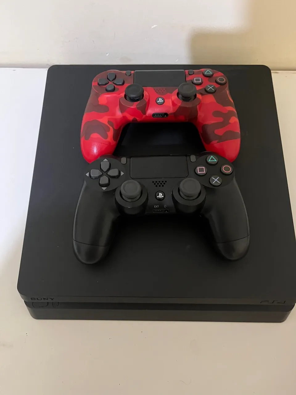 Playstation 4 Slim com dois controles