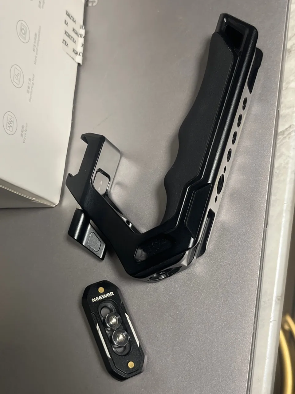 Top handle Neewer