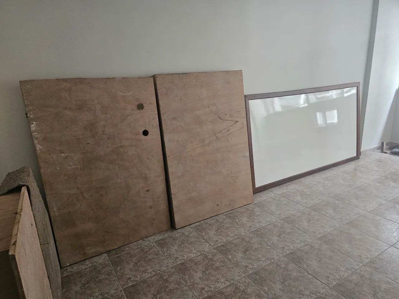 Duas lousas brancas mais tablado pra professor - Foto 5