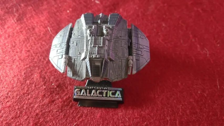 Miniatura Battlestar Galactica Titanium Die-Cast Classic Cylon Raider Hasbro original