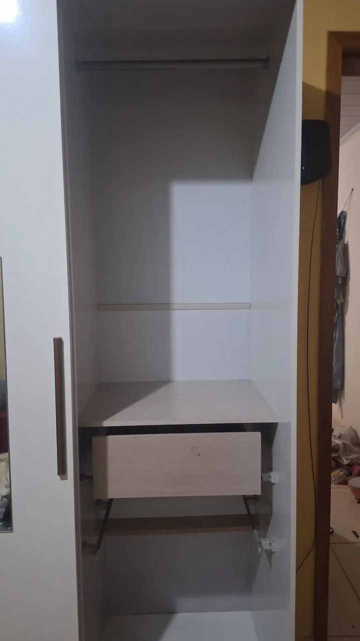 Guarda-roupa branco de correr com espelho - Foto 2