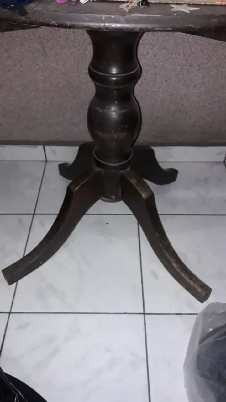 Apoio antigo entalhado para  tampo 