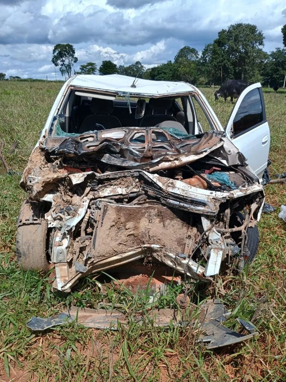 Carro batido para tirar peças - Foto 3