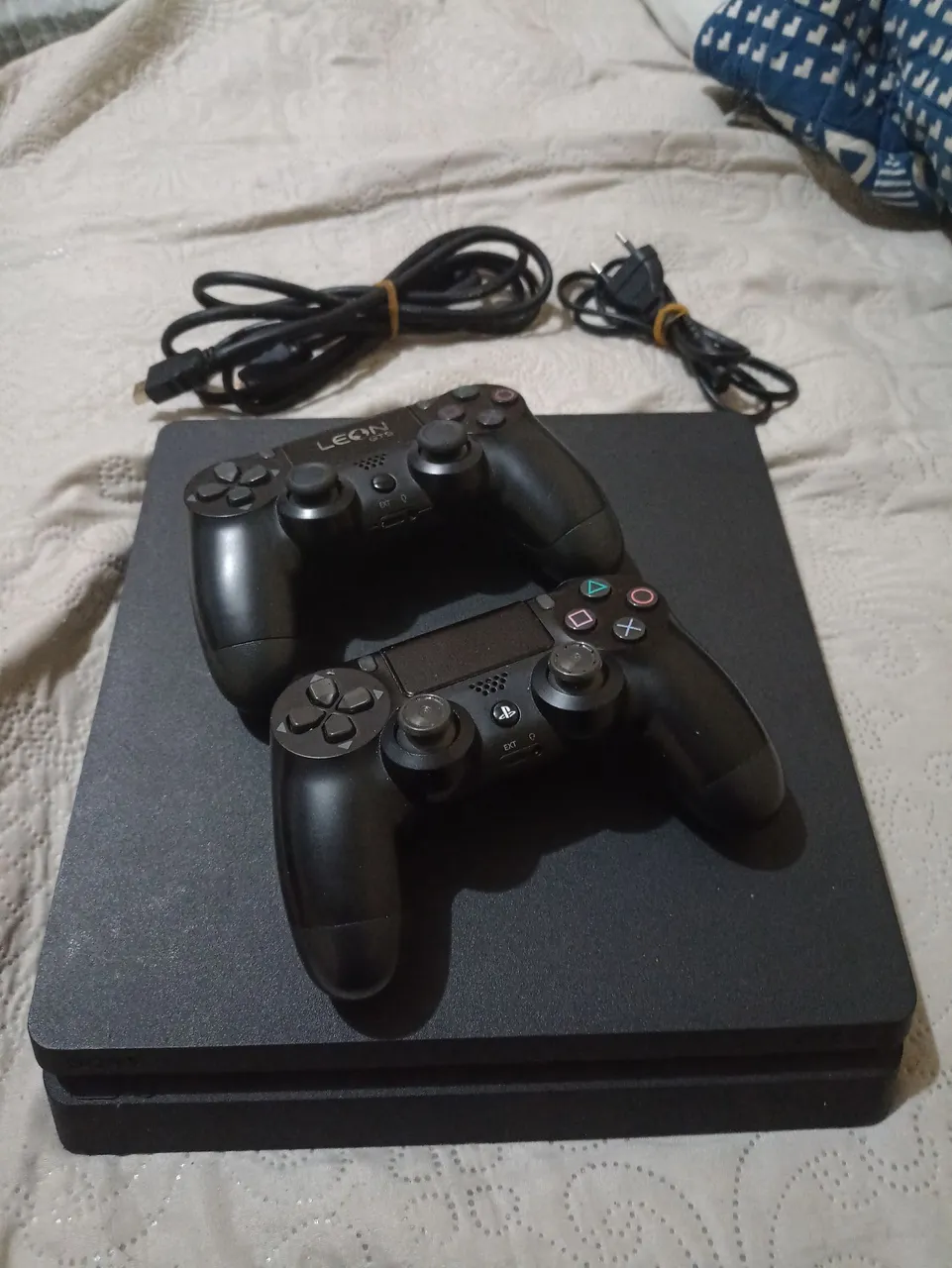Playstation 4 Slim 1T de memória com 2 controles