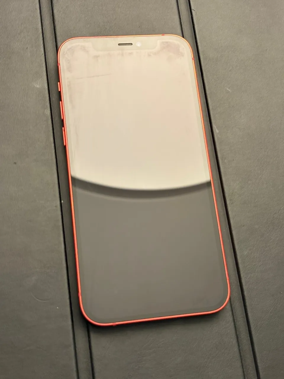 Vendo IPhone 12 vermelho.