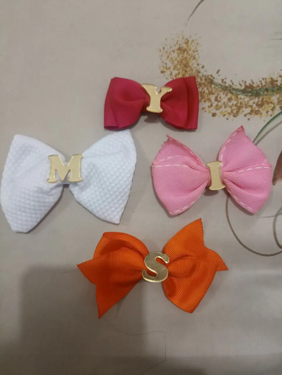 Laços personalizados com iniciais - Diversas cores