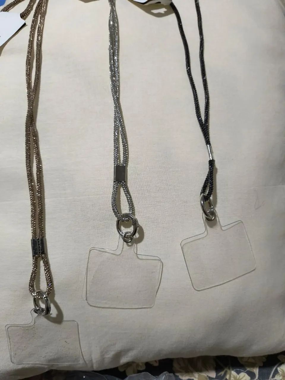 Pingentes ou Correntes para carregar celular