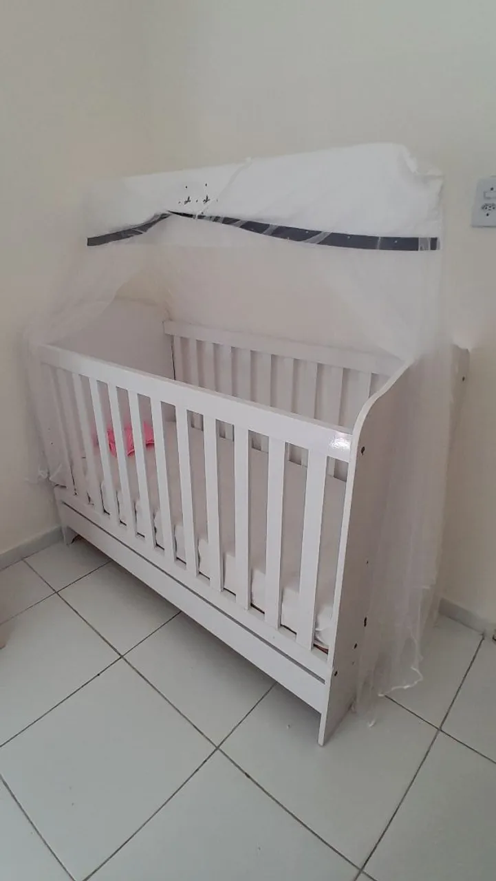 Berço branco com mosquiteiro