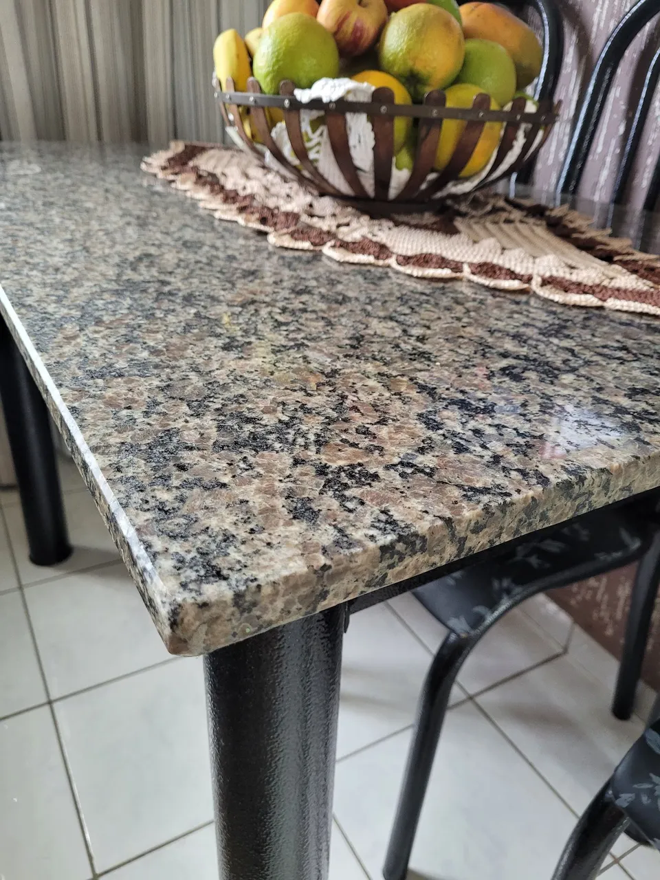 Mesa de Granito com Pés de Metal - Perfeita para sua cozinha!