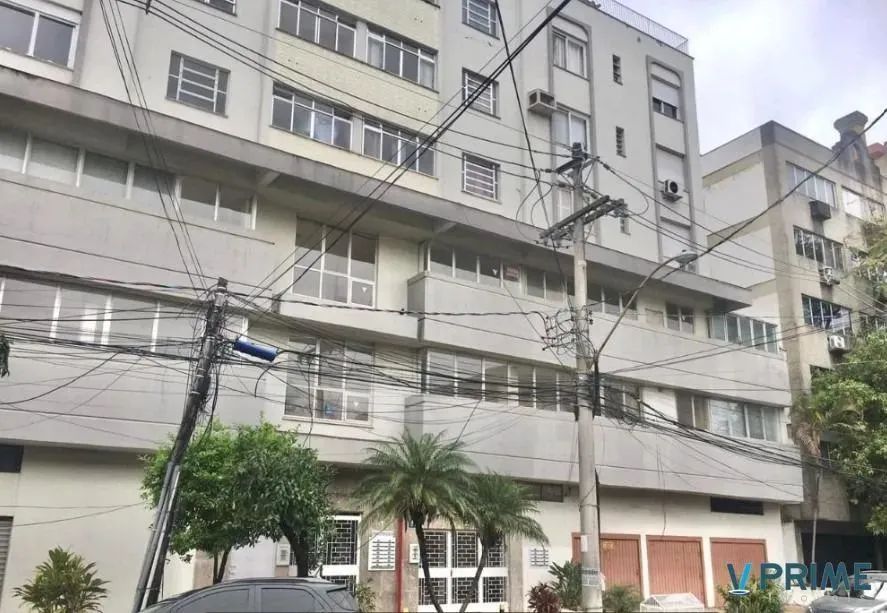 Ótima sala, com 02 vagas, prédio com elevador, no Passo da Areia