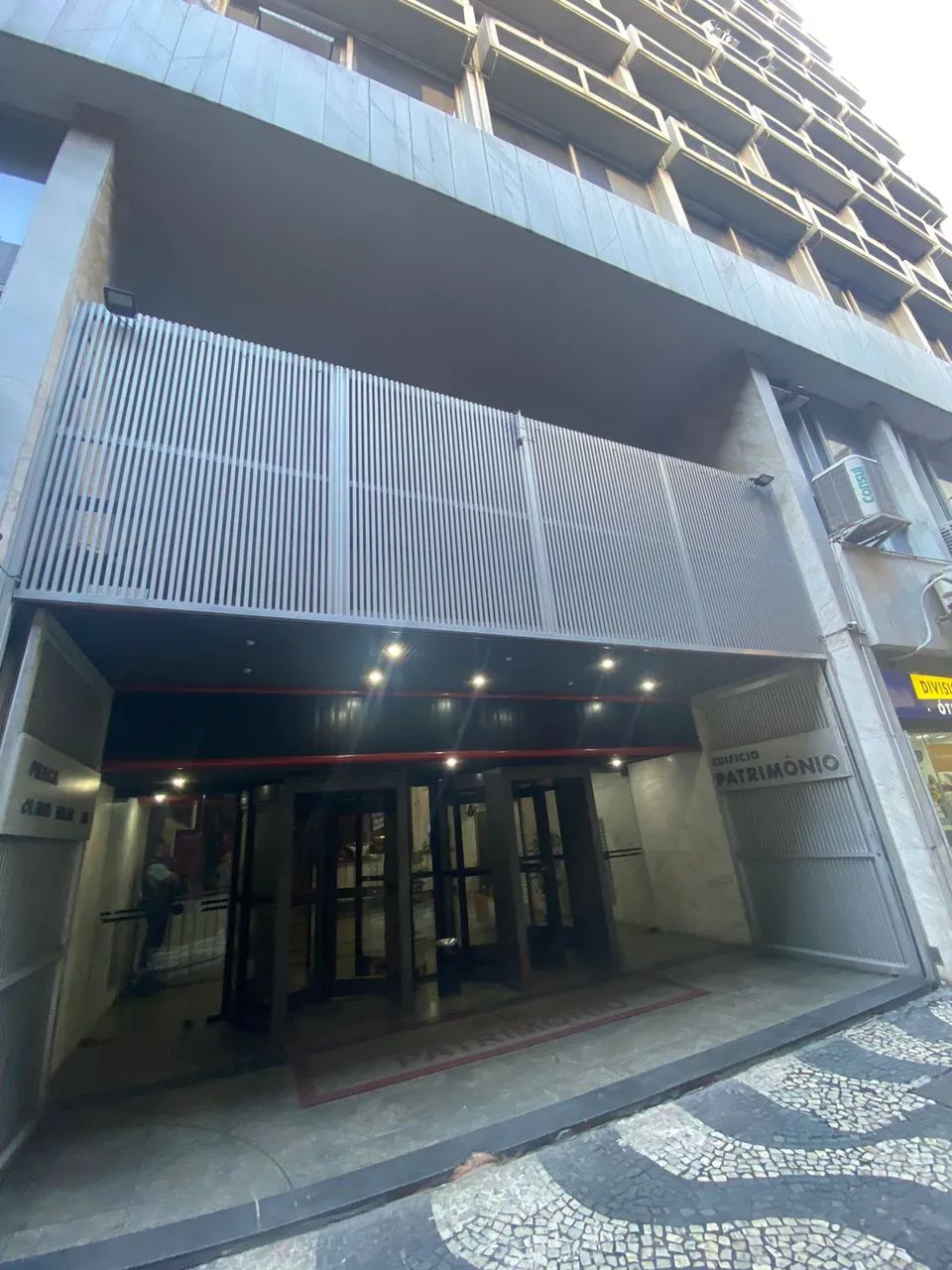 Ampla sala, ótima localização e em bom estado