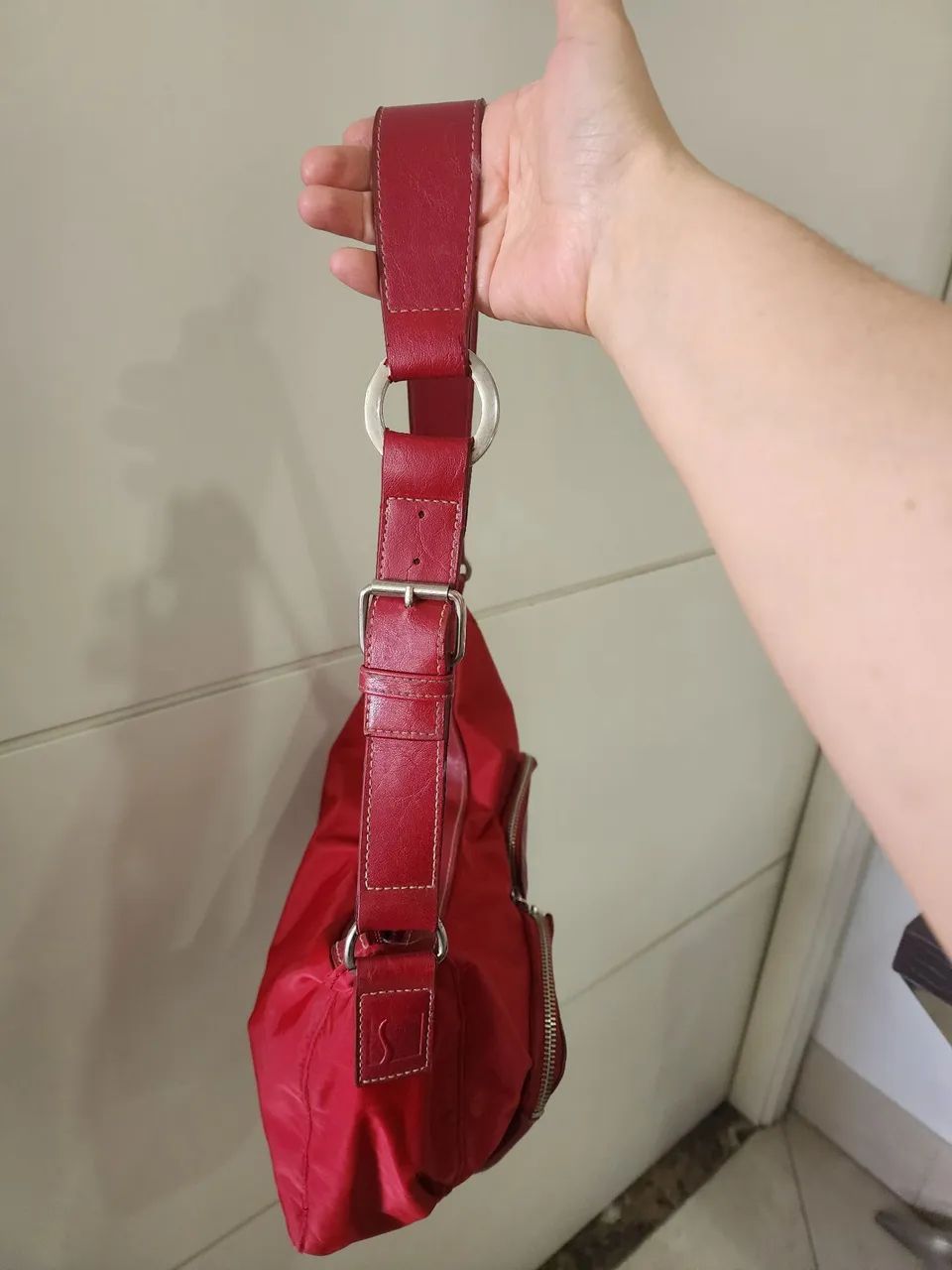 Bolsa de nylon Vermelha com alça e bolsos de couro vintage - Foto 3