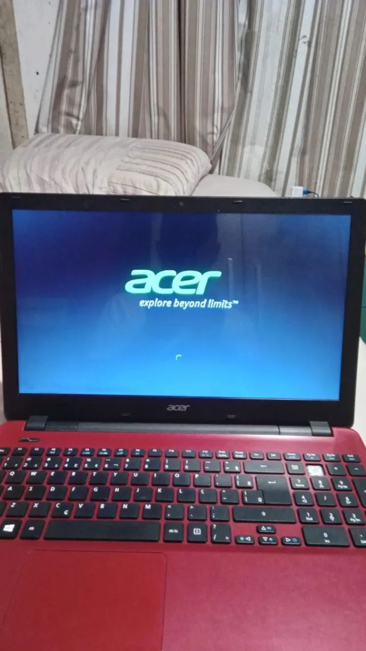 Notebook Acer vermelho, tela de 15.6 polegadas