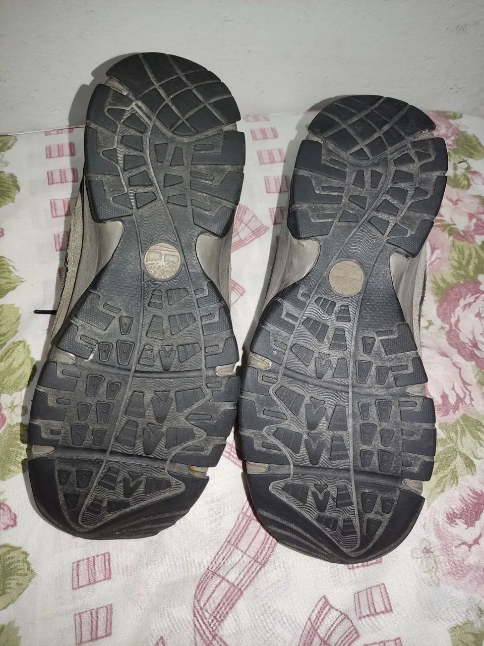 Tênis Timberland cinza e vermelho - Foto 4