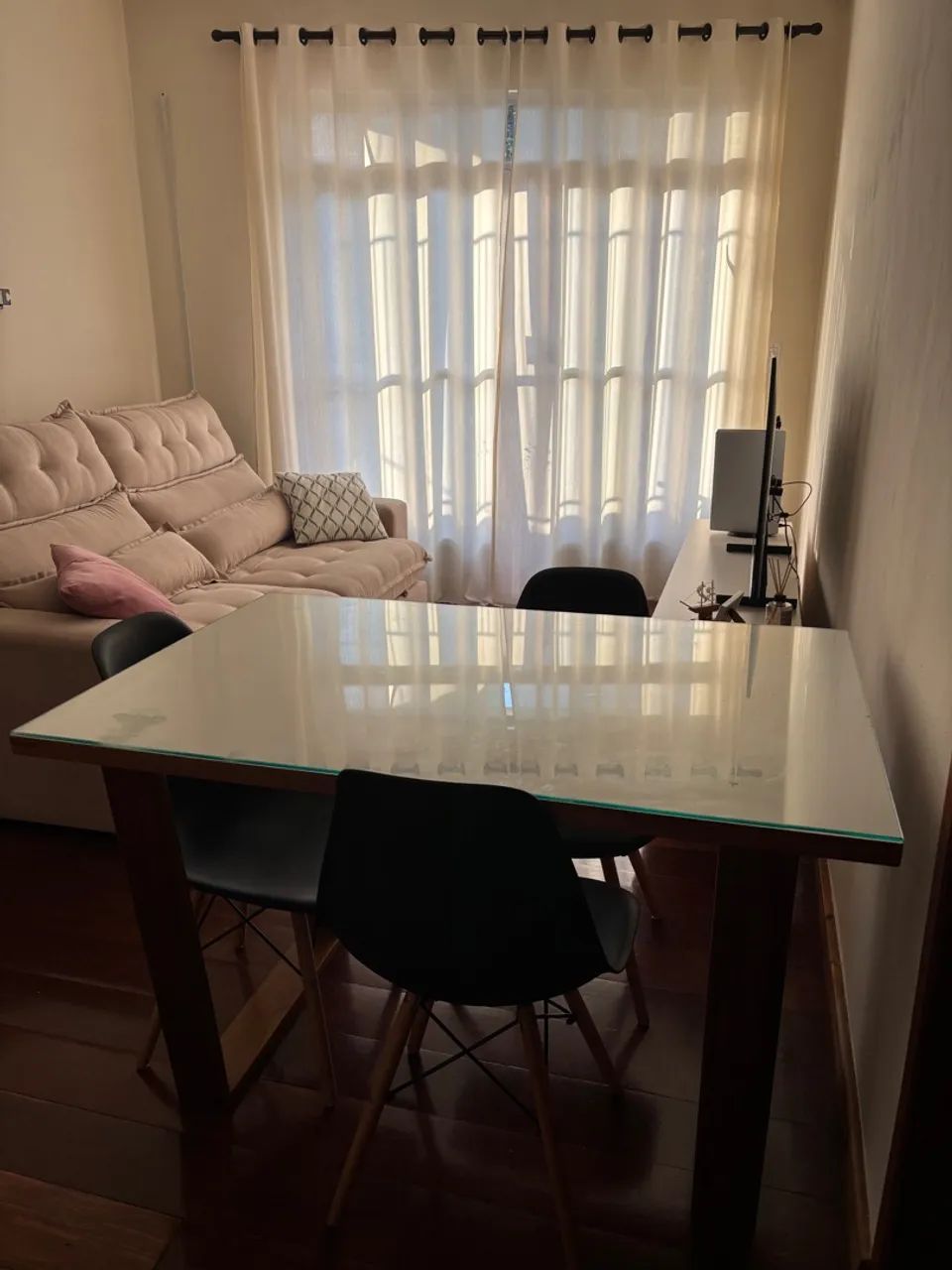 Mesa de jantar com tampo de vidro.64209948603651122