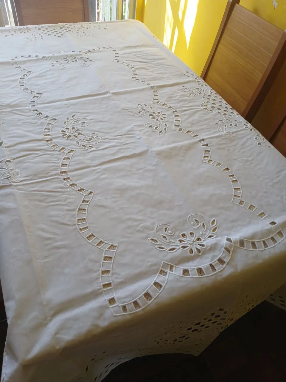 Toalha de Mesa Bordada com Rechelieu 8 lugares.