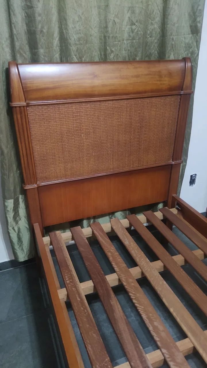 Conjunto de cama e cabeceira de cama de madeira maciça  - Foto 2