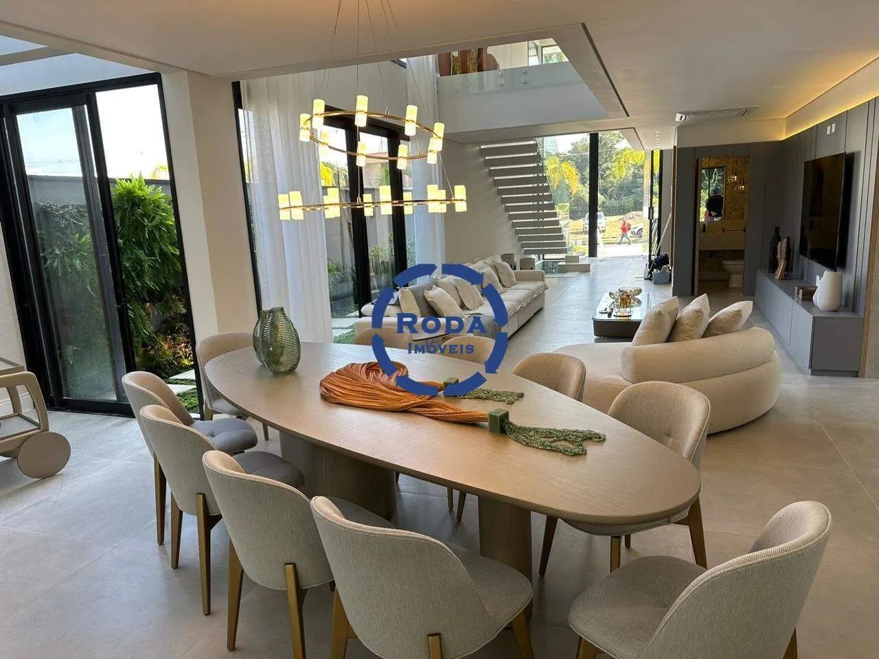Casa de luxo, com 6 Suítes e 4 Vaga de Garagem!