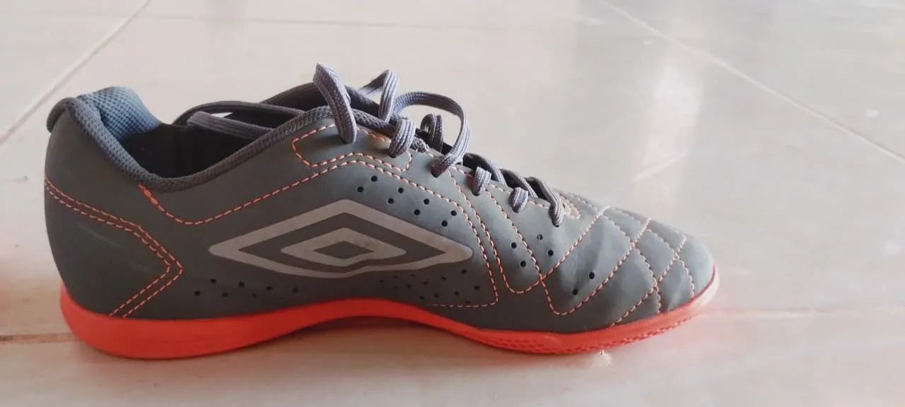 Chuteira de futsal tamanho 40 marca umbro - Foto 3