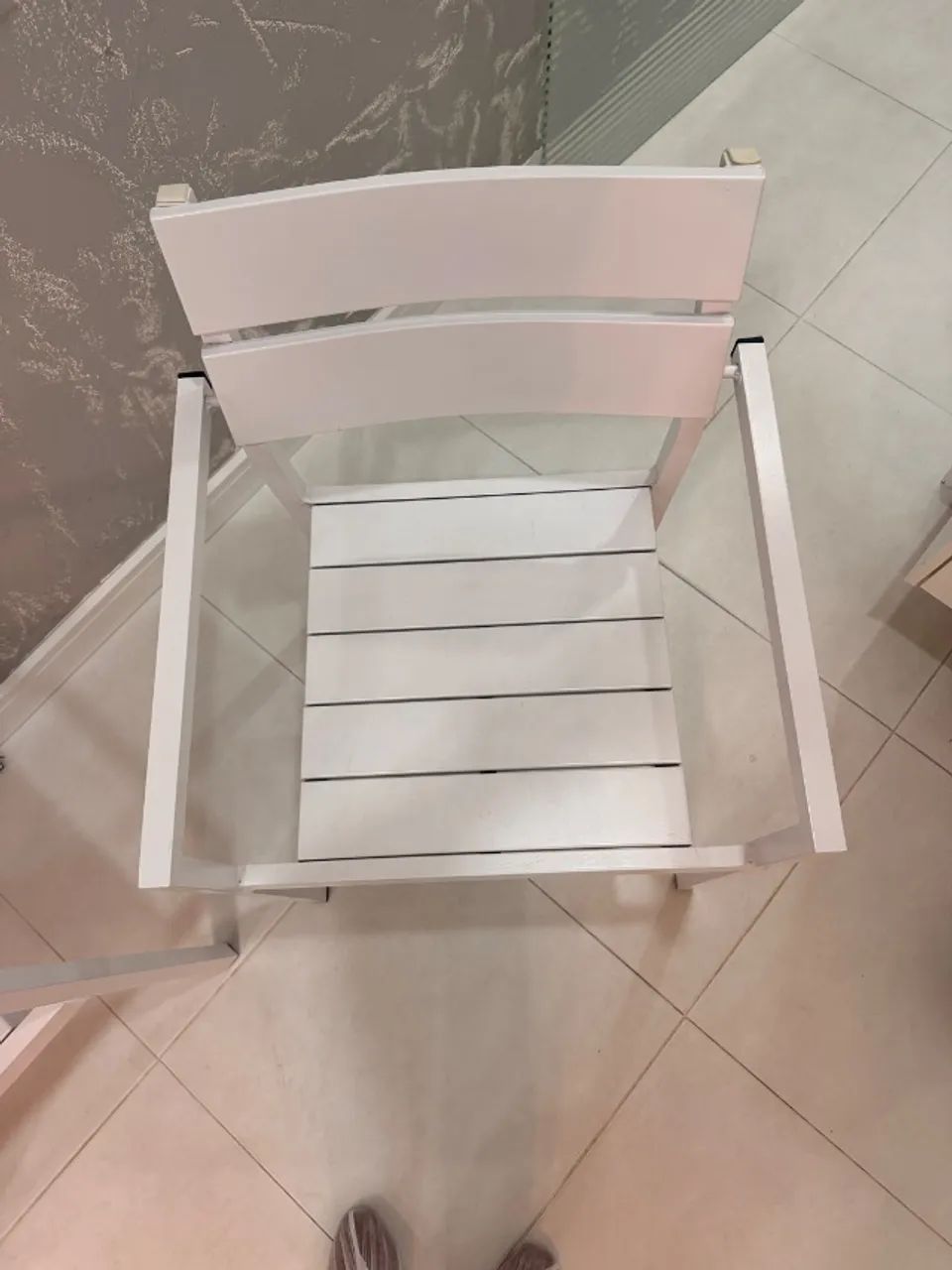 Seis Cadeiras Brancas com Braços - Foto 3