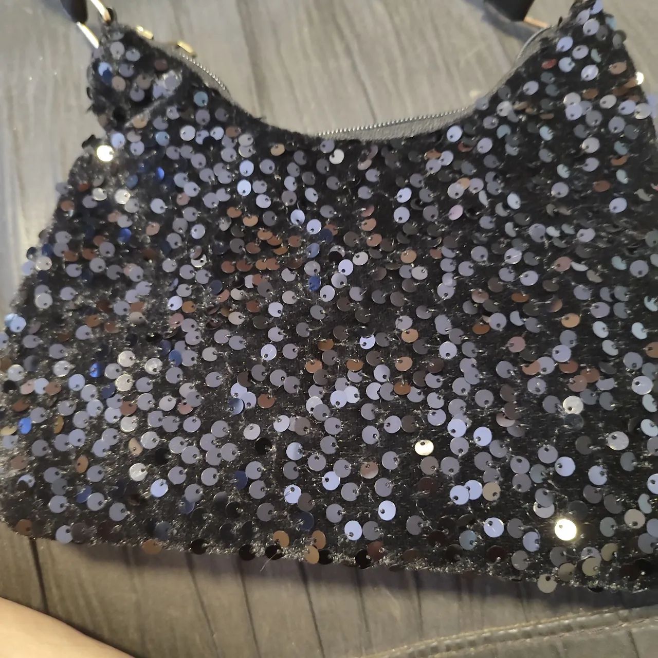Bolsa de ombro com lantejoulas nova - Foto 2