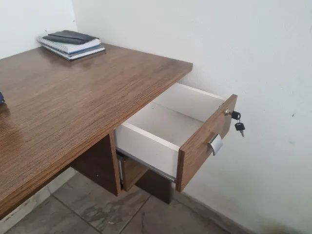 Mesa e cadeira confortável para notebook 