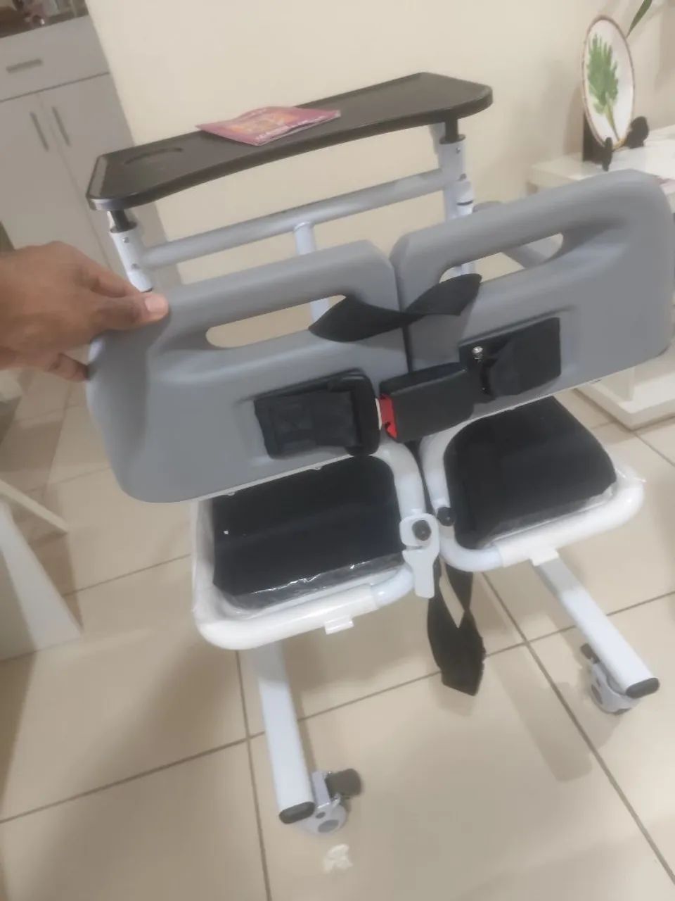Cadeira de alimentação e fezes - Foto 2