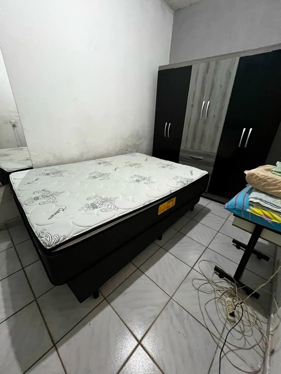 cama box de casal com colchão alto, de molas, e base preta. - Foto 2