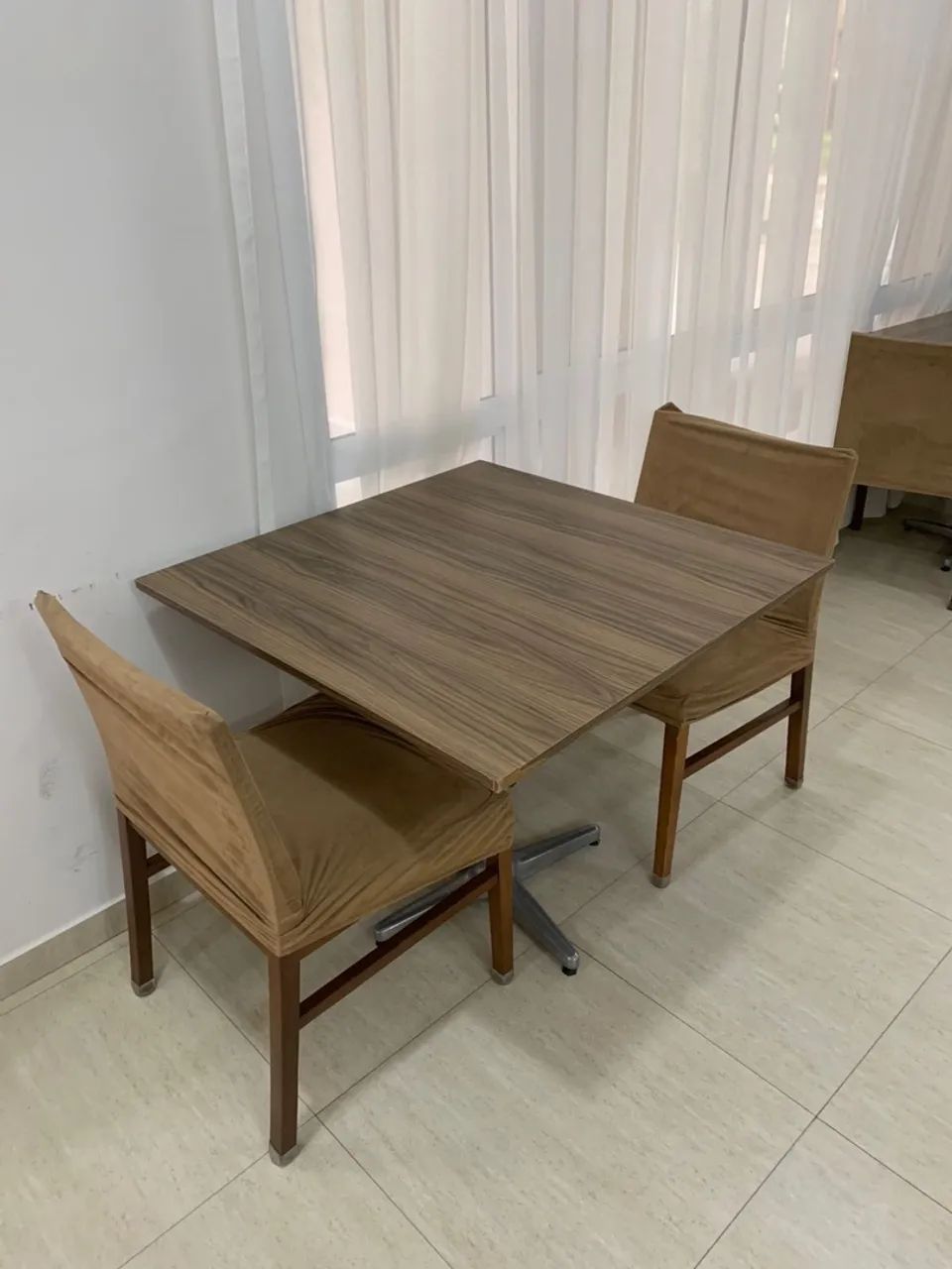 MESA COM CADEIRAS 